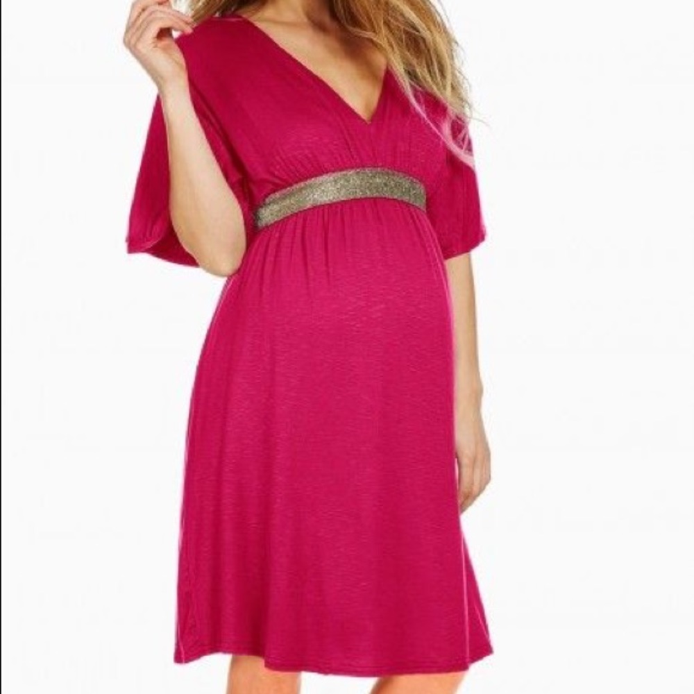 Short sleeved maternity dress. Coral color.